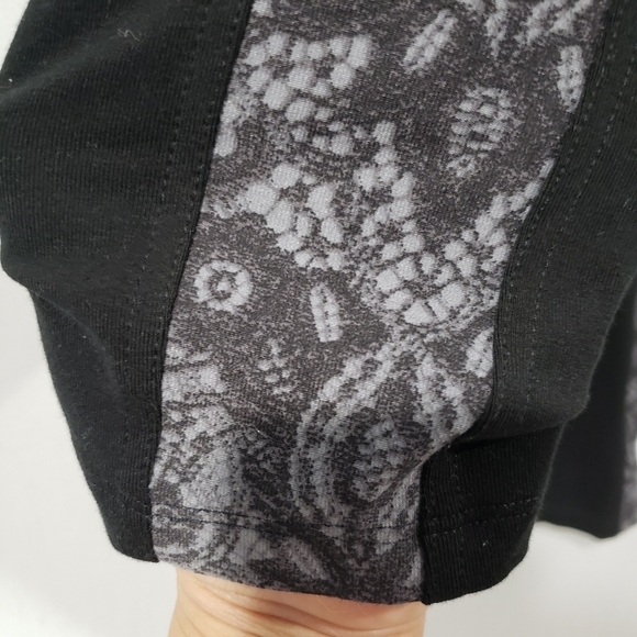 Victoria Sport Cropped Black Leggings with Paisley Print on the Sides Size Small - Picture 3 of 9
